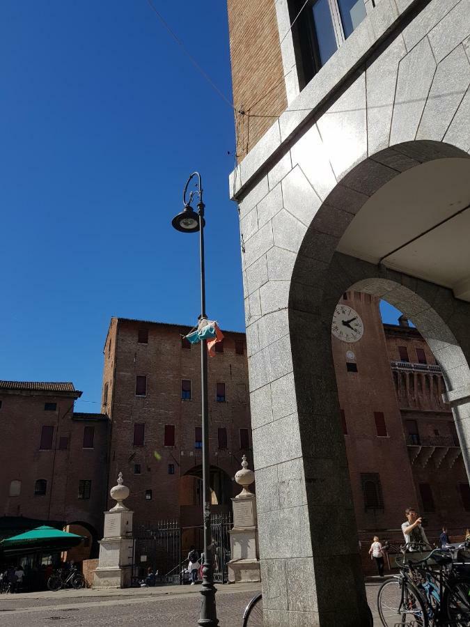 Апартаменты A Due Passi Dal Castello Феррара Экстерьер фото