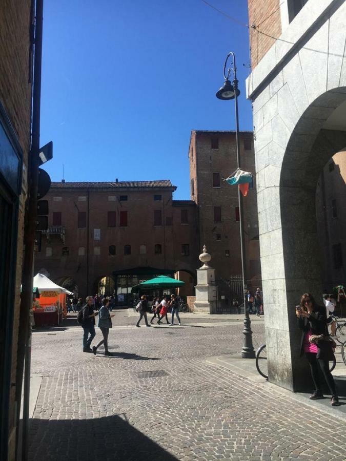 Апартаменты A Due Passi Dal Castello Феррара Экстерьер фото